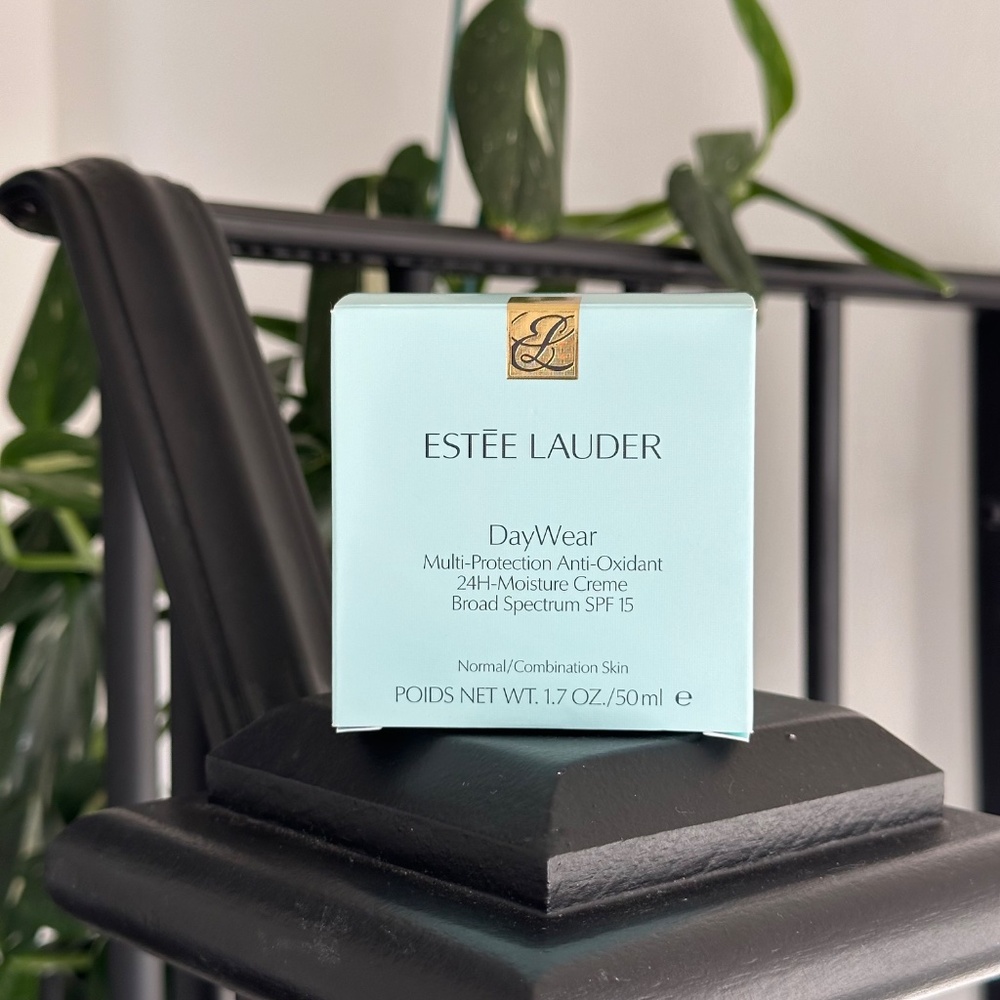 DayWear Moisturizer Multi-Protection Anti-Oxidant 24H‑Moisture Creme SPF 15 - Picture 3 of 6